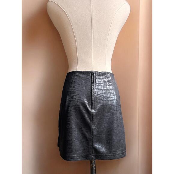 Vintage 90s Faux Leather Mini Skirt | 1990s Embossed Reptile Print A‑Line Cheer - Picture 5 of 7